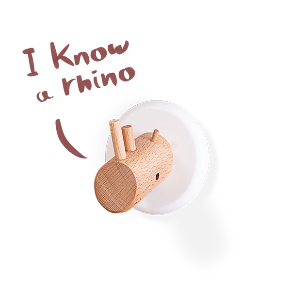 ריי הקרנף- מתלה קיר קטן ונדיב, בסיס עגול, מעץ אשור מלא